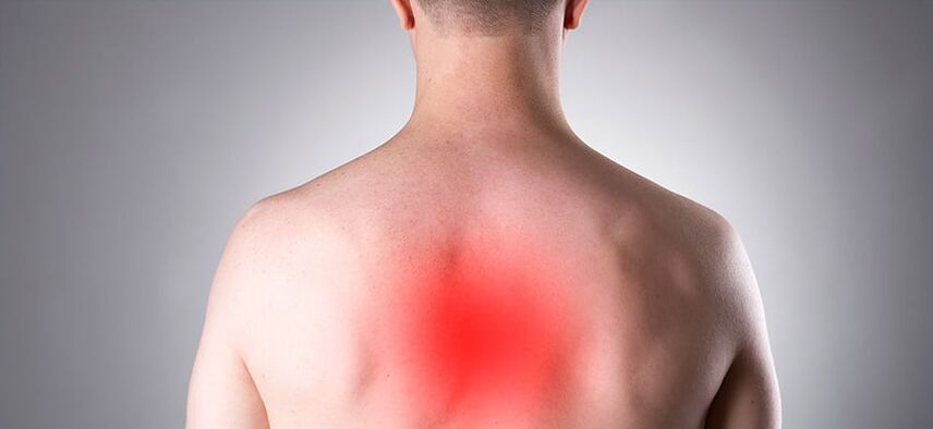 L'ostéochondrose thoracique se signale par une douleur persistante dans la colonne vertébrale