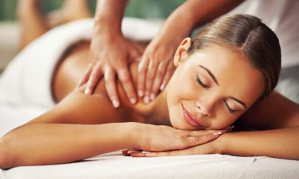 Un cours de massage aide à éliminer l'ostéochondrose de la colonne thoracique