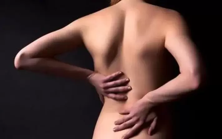 Avec l'ostéochondrose, vous pouvez vous frotter le dos avec un massage chauffant traditionnel.